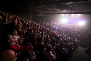 Copyright_gecko-rue Le Tube - Les Bourdaines - Foule dans la salle